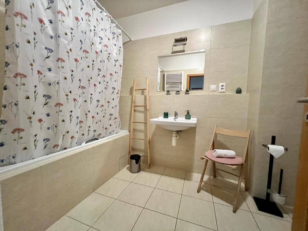 Bl City View Apartment, 24Hr Self Check-In, Free Private Parking, Panoramic View From Balcony, 5-Minute Walk To City Centre Banská Bystrica Exteriér fotografie